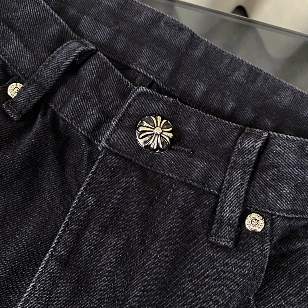 🅿️280 Original development Hardware customization Chrome Hearts Chengdu limited New city limited jeans Chrome Hearts city limited jeans Size: S M L [Top heavy industry fashionable design] Consistently made in high street luxury style. Speaking of this style, the Zangyin family and GU family are definitely the leading representative brands. Especially the Zangyin family has really achieved a state-of-the-art effect in creating high street style. The unique washed material is used to create this style. The color system is quite eye-catching. It is decorated with patchwork cross flowers, which cleverly highlights the charm of the brand. Secondly, this style uses classic The high-waist cutting design highlights the long legs and fashionable temperament of the upper body. The brand is highly recognizable and the slim fit configuration is more suitable for daily wear. It is a product that interprets personality, fashion, and specifications at a glance. This single product is enough to make any fan excited. It can be a white T-shirt for youthful preppy style, or a tight suspender for lady style. It has strong matching ability and can be easily controlled by men.  [Material and craftsmanship] Needless to say, this point goes without saying. As an excellent craftsman brand, Zangyin has really perfect requirements for details and craftsmanship. The washed color of this model has gone through so many processes, not to mention the embellishment of the denim appliqués. It is also purely handmade and sewn. Just like what they believe in, only handmade things have soul and have the meaning of wear. A top-notch heavy-duty fashionable denim item, I look forward to your perfect interpretation! !